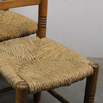 Fabricadas en madera y asiento de paja.