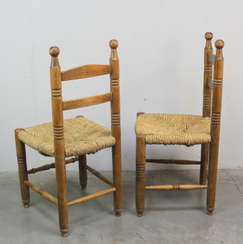 Fabricadas en madera y asiento de paja.