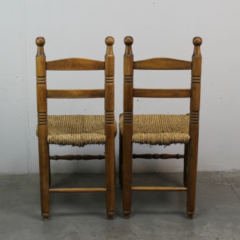 Fabricadas en madera y asiento de paja.