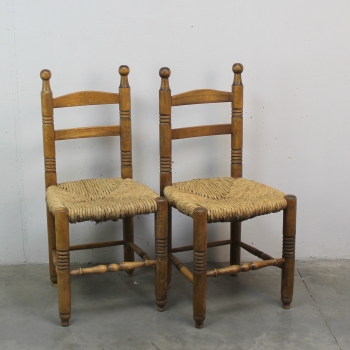 Fabricadas en madera y asiento de paja.