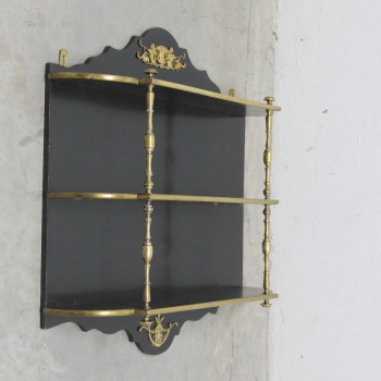 Fabricada en madera ebonizada, bronce y latón.