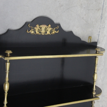 Fabricada en madera ebonizada, bronce y latón.