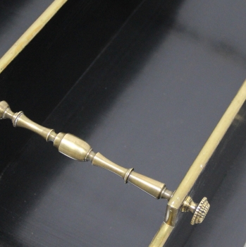 Fabricada en madera ebonizada, bronce y latón.
