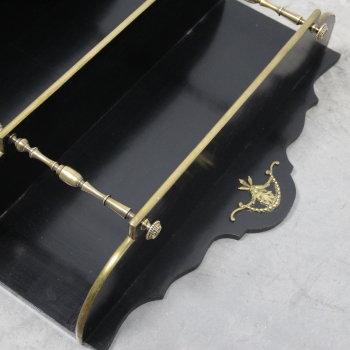 Fabricada en madera ebonizada, bronce y latón.