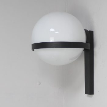 Realizado en metal lacado en negro y opalina.
Electricidad totalmente renovada.
