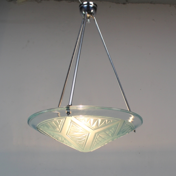 Fabricada en cristal prensado y metal.
Componentes electricos totalmente renovados