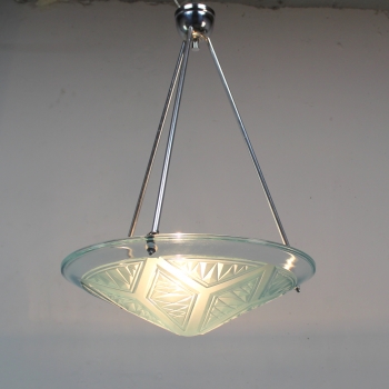 Lámpara Art Decó firmada Maynadier, France. - Fabricada en cristal prensado y metal.
Componentes electricos totalmente renovados