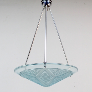 Fabricada en cristal prensado y metal.
Componentes electricos totalmente renovados