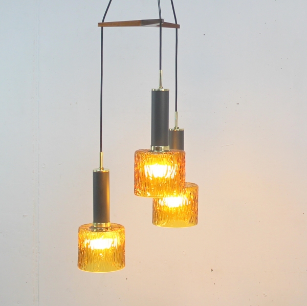 Realizada en cristal color caramelo, latón y metal lacado en gris.
Electricidad renovada.