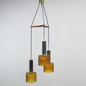Realizada en cristal color caramelo, latón y metal lacado en gris.
Electricidad renovada.