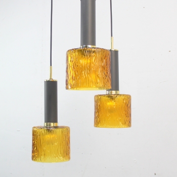 Realizada en cristal color caramelo, latón y metal lacado en gris.
Electricidad renovada.