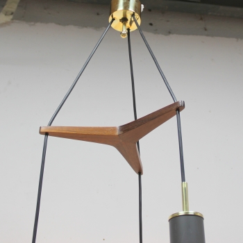 Realizada en cristal color caramelo, latón y metal lacado en gris.
Electricidad renovada.