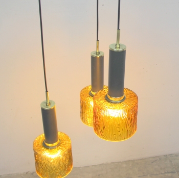 Realizada en cristal color caramelo, latón y metal lacado en gris.
Electricidad renovada.