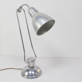Lámpara francesa Yumo atribuida a Charlotte Perriand. - Fabricada en metal crromado y alumnio.
Francia.