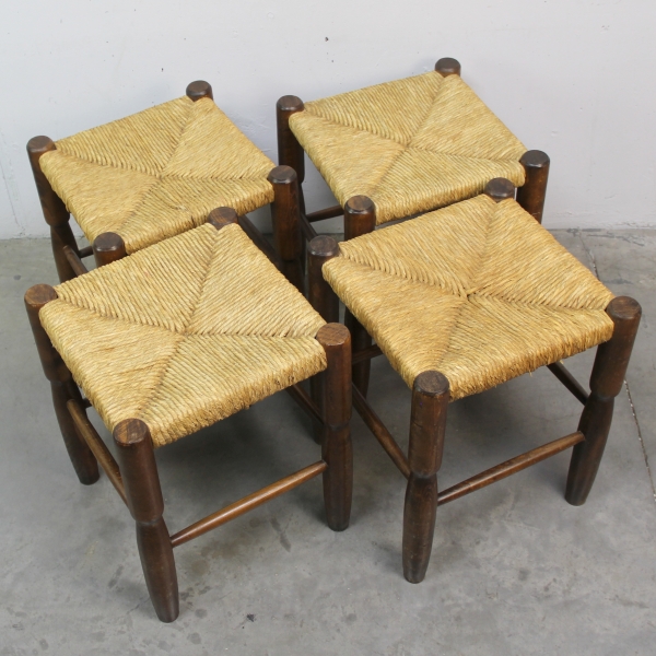 Fabricados en paja y madera.