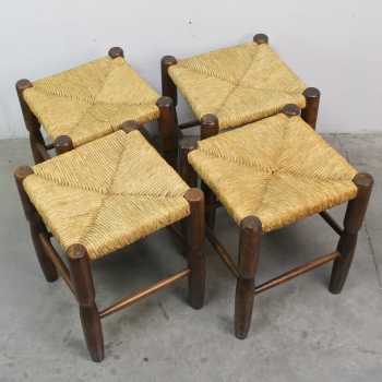 Juego de taburetes brutalistas. - Fabricados en paja y madera.