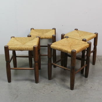 Fabricados en paja y madera.