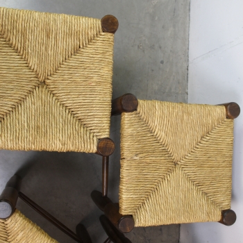 Fabricados en paja y madera.
