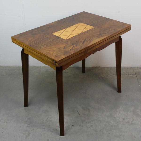 Fabricada en madera de haya, hoja de nogal y boj.