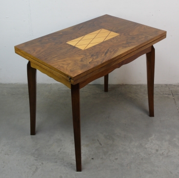 Mesa abatible Art Decó. - Fabricada en madera de haya, hoja de nogal y boj.