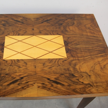 Fabricada en madera de haya, hoja de nogal y boj.