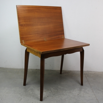 Fabricada en madera de haya, hoja de nogal y boj.