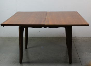 Fabricada en madera de haya, hoja de nogal y boj.