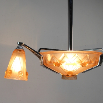 Diseño de Jean Gauthier.
Cristal prensado y metal cromado.
Francia.