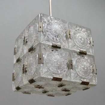 Lámpara de techo checa en forma de cubo. - Realizada en cristal y  metal cromado
Origen: Checoslovaquia.