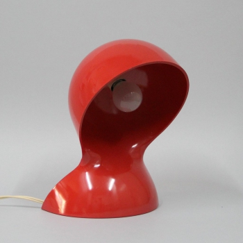 LÁMPARA DISEÑADA POR VICO MAGISTRETTI POR ARTEMIDE. - Termoplástico rojo. Modelo "Dalú"
Italia.