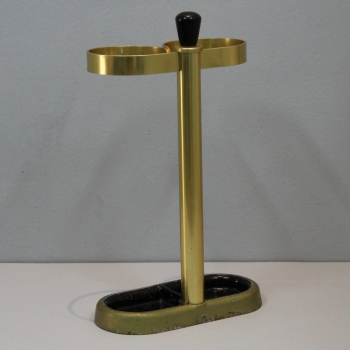 Aluminio anonizado en dorado, hierro pintado en oro y negro (base) y madera lacada en negro.