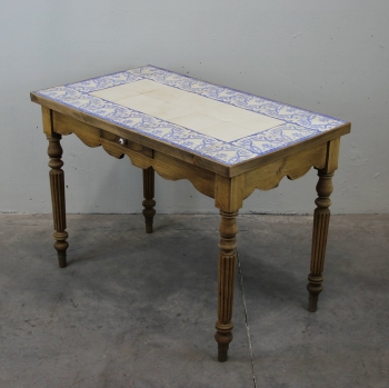 MESA DE COCINA CON AZULEJOS ART NOUVEAU. - Madera de haya y roble con cerámica blanca decorada en azul.
Tiene un cajón con tirador en cerámica.
Francia.