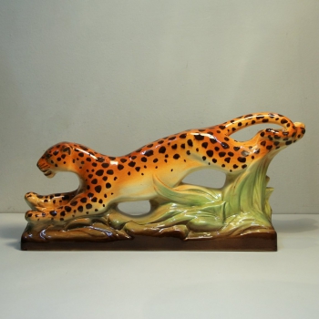 FIGURA DE LEOPARDO ART DECÓ. - Cerámica esmaltada y decorada a mano.
Firmada en la base aunque no consigo leer la firma.
Italia.