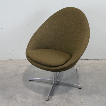 SILLÓN GIRATORIO DISEÑO NÓRDICO - Pata de una sola pieza en aluminio. Tapicería original con trama en naranja, verde y gris en muy buen estado.
Origen Suecia.