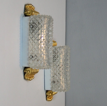 Realizados en metal dorado y cristal.