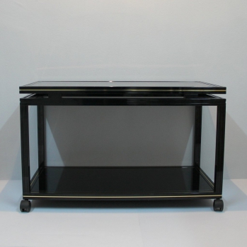 Metal lacado en negro y cristal negro.
Ideal para mesa de televisión.
Pequeño piquete en el cristal inferior. Apenas se percibe.
Francia.