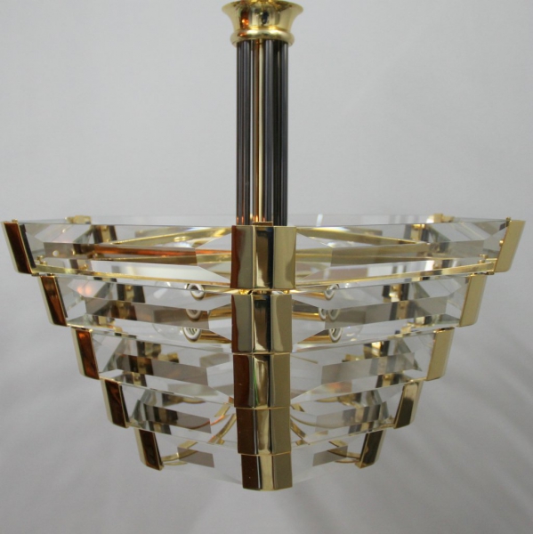 Realizada en metal dorado y color pizarra con cristales tallados. 
Tiene 6 casquillos E27.
España.