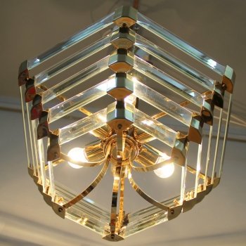 Realizada en metal dorado y color pizarra con cristales tallados. 
Tiene 6 casquillos E27.
España.