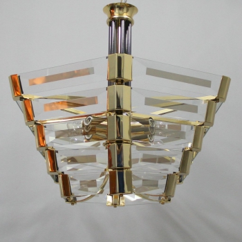 Realizada en metal dorado y color pizarra con cristales tallados. 
Tiene 6 casquillos E27.
España.