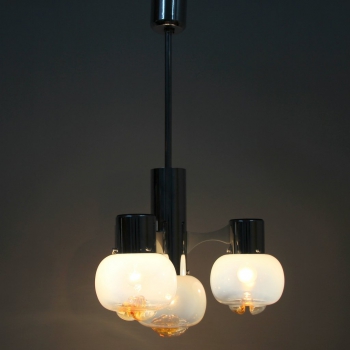 Lámpara de techo en cristal de murano para Mazzega. - Realizada en metal cromado y lacado en negro tulipas en cristal soplado en tonos blanco lechoso, azulado y anaranjado.
Italia.