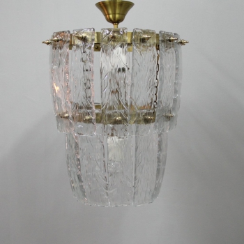 Lámpara de los años 60 realizada en metal dorado y placas de cristal moldeado todos en perfecto estado. Tiene dos pisos. Está electrificada nueva con 3 casquillos para bombillas E27.