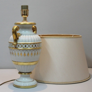 Lámpara italiana de sobremesa de los años 70. - Realizada en porcelana decorada en oro.
Pantalla original en color crema. Tiene manchas del paso del tiempo.