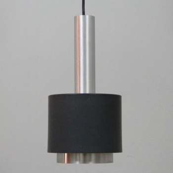 Lámpara diseñada por  Jo Hammerborg para Fog & Morup - Realizada en aluminio y aluminio lacado. Cubrecables original en plástico duro.
Dinamarca.