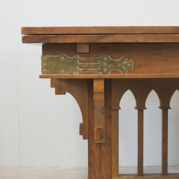 Mesa de comer inglesa Art Nouveau. - Realizada en nogal macizo con dos extensibles incorporados. Embellecedores en bronce. 
2 extensibles de 51 cm.