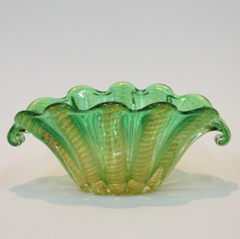 Vaciabolsillo de los años 40. Barovier & Toso - Cristal soplado en color verde con polvo de oro en su interior.