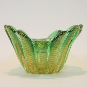 Cristal soplado en color verde con polvo de oro en su interior.
