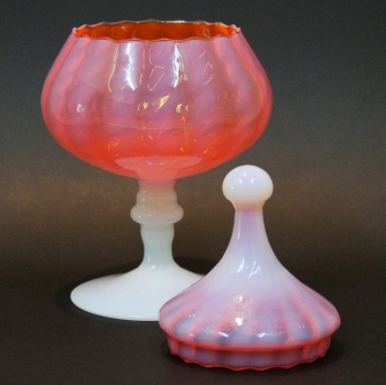 Bombonera en cristal veneciano. - Realizado en cristal opalescente con arsénico (azulado) y naranja-rosáceo.
Italia.