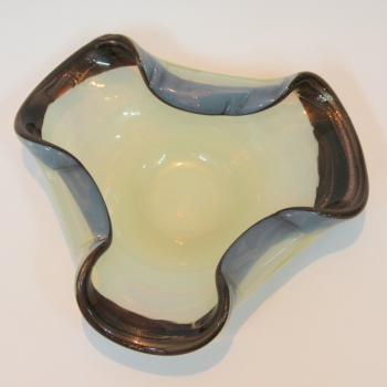 Fabricado en cristal lechoso opal (con arsénico), marrón y polvo de oro rojizo. 
Italia.