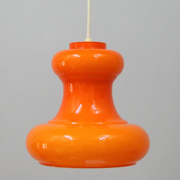 Lámpara en cristal opalina blanco interior y naranja exterior.
Florón en plástico.
Cableado nuevo. El cable se puede recoger para adaptarse a la altura deseada.
Francia.