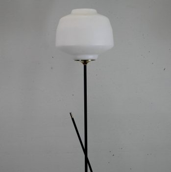 Lámpara de pie francesa de los años 50 - Realizada en hierro lacado en negro, latón y cristal opalina.
Diseñada al gusto de la época.
Cableado toralmente renovado.
Casquillo E27.
Interruptor de suelo.
